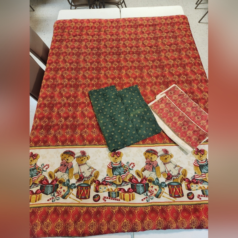 Domestications Christmas Bedspread Queen/King Size 83" x 99"  Pillowcases, Shams